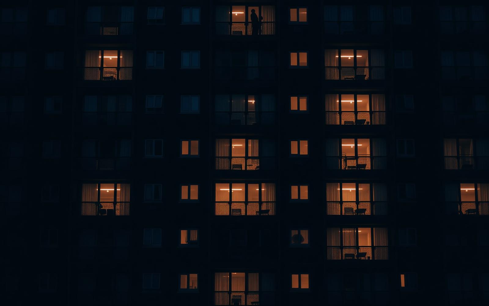 Beleuchtete Wohnliegenschaft am Abend